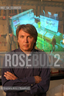 VENEZIA 28/7/04 LARCHITETTO PAOLO LUCCHETTA NEL SUO STUDIO ©Graziano Arici/Rosebud2