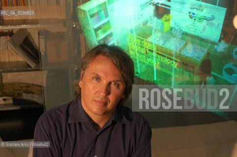 VENEZIA 28/7/04 LARCHITETTO PAOLO LUCCHETTA NEL SUO STUDIO ©Graziano Arici/Rosebud2