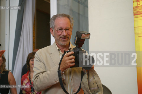 01_09_04 VENICE - 61¡ FILM FESTIVAL -.FILM THE TERMINAL .STEVEN SPIELBERG (DIRECTOR) PLAYING WITH A CAMERA.©Graziano Arici/Rosebud2 CINEMA