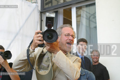 01_09_04 VENICE - 61¡ FILM FESTIVAL -.FILM THE TERMINAL .STEVEN SPIELBERG (DIRECTOR) PLAYING WITH A CAMERA.©Graziano Arici/Rosebud2 CINEMA