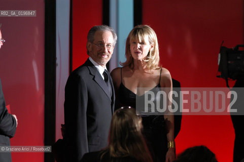 01_09_04 VENEZIA 61¡ VENICE FILM FESTIVAL : -  THE DIRECTOR STEVEN SPIELBERG WITH HIS WIFE.©Graziano Arici/Rosebud2 CINEMA