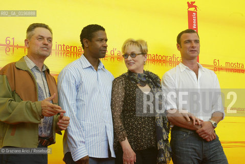 02_09_04 VENICE - 61¡ FILM FESTIVAL - FILM THE MANCHURIAN CANDIDATE. THE DIRECTOR JONATHAN DEMME WITH THE ACTOR DENZEL WASHINGTON, THE ACTOR LIEV SCHREIBER AND THE ACTRESS MERYL STREEP. ©Graziano Arici/Rosebud2 CINEMA