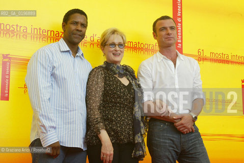 02_09_04 VENICE - 61¡ FILM FESTIVAL - FILM THE MANCHURIAN CANDIDATE. THE ACTOR DENZEL WASHINGTON WITH THE ACTORS LIEV SCHREIBER AND MERYL STREEP. ©Graziano Arici/Rosebud2 CINEMA