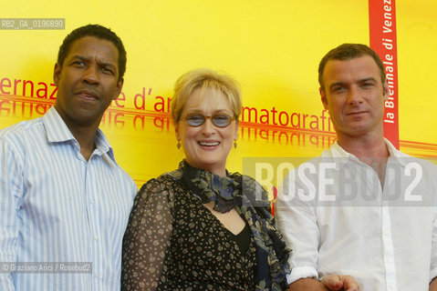 02_09_04 VENICE - 61¡ FILM FESTIVAL - FILM THE MANCHURIAN CANDIDATE. THE ACTOR DENZEL WASHINGTON WITH THE ACTORS LIEV SCHREIBER AND MERYL STREEP. ©Graziano Arici/Rosebud2 CINEMA