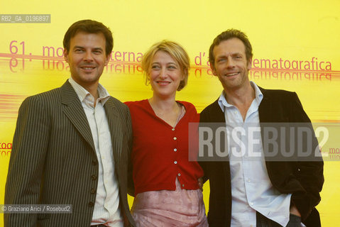 02_09_04 VENICE - 61¡ FILM FESTIVAL - FILM 5x2 CINQ FOIS DEUX. L to R THE DIRECTOR FRANCOIS OZON WITH THE ACTRESS VALERIA BRUNI TEDESCHI AND THE ACTOR STEPHANE FREISS. ©Graziano Arici/Rosebud2 CINEMA
