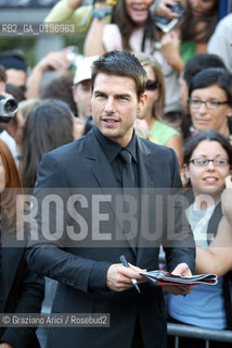 03_09_04 VENICE - 61¡ FILM FESTIVAL - THE ACTOR  TOM CRUISE MEET FANS IN FRONTE OF THE CINEMA PALACE WITH FANS.©Graziano Arici/Rosebud2 CINEMA