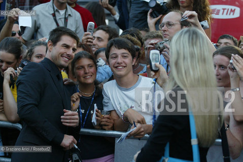 03_09_04 VENICE - 61¡ FILM FESTIVAL - THE ACTOR  TOM CRUISE MEET FANS IN FRONTE OF THE CINEMA PALACE WITH FANS TELEFONINO.©Graziano Arici/Rosebud2 CINEMA