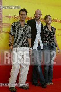 04_09_04 VENICE - 61¡ FILM FESTIVAL - FILM FINDING NEVERLAND. THE DIRECTOR BETWEEN THE ACTORS KATE WINSLET AND JOHNNY DEPP.©Graziano Arici/Rosebud2 CINEMA