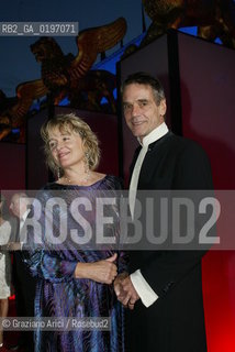 04_09_04 VENICE 61¡ FILM FESTIVAL - FILM THE MERCHANT OF VENICE THE ACTOR  JEREMY IRONS WITH HIS WIFE SINEAD CUSACK.©Graziano Arici/Rosebud2 CINEMA
