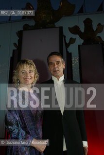 04_09_04 VENICE 61¡ FILM FESTIVAL - FILM THE MERCHANT OF VENICE THE ACTOR  JEREMY IRONS WITH HIS WIFE SINEAD CUSACK.©Graziano Arici/Rosebud2 CINEMA