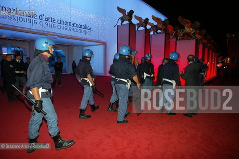 04_09_04 VENICE 61¡ FILM FESTIVAL - DEMOSTRATION OF THE NO GLOBAL PEOPLE IN FRONT OF THE FILM FESTIVAL PALACE.©Graziano Arici/Rosebud2 CINEMA.POLIZIA