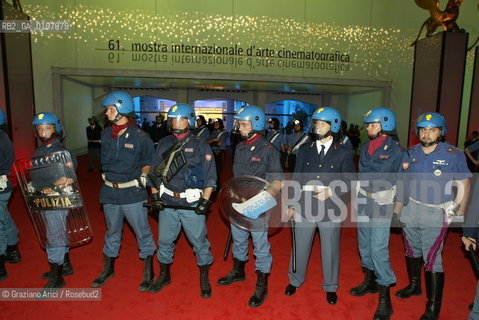 04_09_04 VENICE 61¡ FILM FESTIVAL - DEMOSTRATION OF THE NO GLOBAL PEOPLE IN FRONT OF THE FILM FESTIVAL PALACE.©Graziano Arici/Rosebud2 CINEMA.POLIZIA