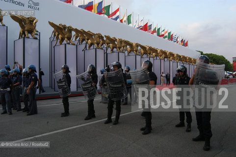 05_09_04 VENICE 61¡ FILM FESTIVAL - DEMOSTRATION OF THE NO GLOBAL PEOPLE IN EXCELSIOR HOTEL AND IN FRONT OF THE FILM FESTIVAL PALACE FOR THE HOMELESS.©Graziano Arici/Rosebud2 CINEMA.POLIZIA
