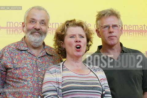06_09_04 VENICE 61¡ FILM FESTIVAL - FILM VERA DRAKE. L to R THE DIRECTOR MIKE LEIGH, THE ACTRESS IMELDA STAUNTON AND THE ACTOR PHIL DAVIS.©Graziano Arici/Rosebud2