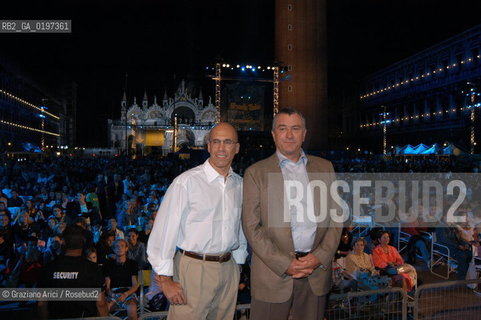 10_09_04 VENICE 61st FILM FESTIVAL - THE GALA IN ST.MARKS SQUARE FOR THE MOVIE SHARK TALE : THE ACTOR ROBERT DE NIRO AND TYHE PRODUCER JEFFREY KATZENBERG ©Graziano Arici/Rosebud2 CINEMA SAN MARCO
