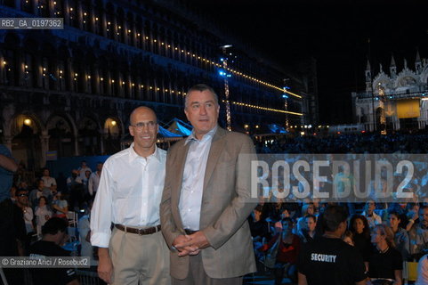 10_09_04 VENICE 61st FILM FESTIVAL - THE GALA IN ST.MARKS SQUARE FOR THE MOVIE SHARK TALE : THE ACTOR ROBERT DE NIRO AND TYHE PRODUCER JEFFREY KATZENBERG ©Graziano Arici/Rosebud2 CINEMA SAN MARCO