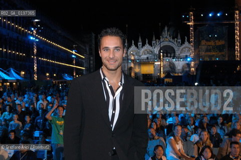10_09_04 VENICE 61st FILM FESTIVAL - THE GALA IN ST.MARKS SQUARE FOR THE MOVIE SHARK TALE : THE ACTOR ROUL BOVA ©Graziano Arici/Rosebud2 CINEMA SAN MARCO