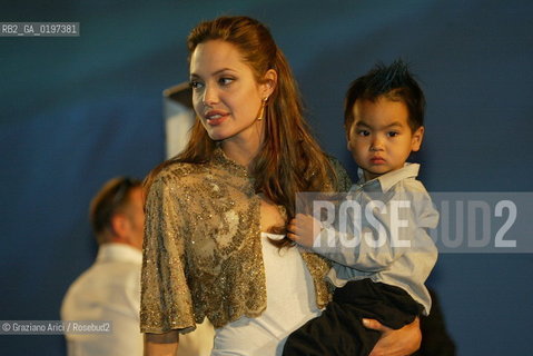 10_09_04 VENICE 61st FILM FESTIVAL - FILM SHARK TALE - SCREENING. THE ACTRESS ANGELINA JOLIE WITH HER SON MADDOX.©Graziano Arici/Rosebud2 CINEMA