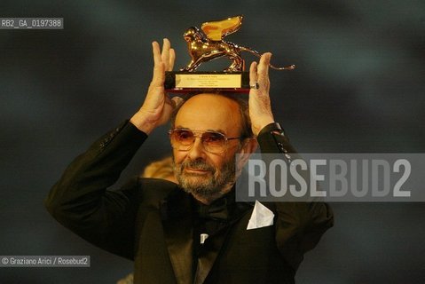 11_09_04 VENICE 61st FILM FESTIVAL - THE OFFICIAL AWARDS - THE DIRECTOR STANLEY DONEN LEONE DORO ALLA CARRIERA.©Graziano Arici/Rosebud2 CINEMA.CERIMONY OF THE GOLDEN LION AWARD IN GRAN TEATRO LA FENICE
