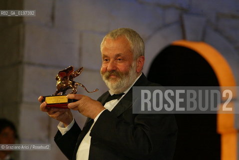 11_09_04 VENICE 61st FILM FESTIVAL - THE OFFICIAL AWARDS - LEONE DORO FOR BEST FILM VERA DRAKE TO MIKE LEIGH.©Graziano Arici/Rosebud2 CINEMA.CERIMONY OF THE GOLDEN LION AWARD IN GRAN TEATRO LA FENICE