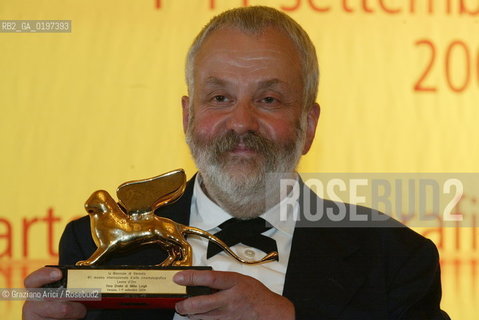 11_09_04 VENICE 61st FILM FESTIVAL - THE OFFICIAL AWARDS - FILM VERA DRAKE, THE DIRECTOR MIKE LEIGH LEONE DORO AWARD FOR THE BEST FILM..©Graziano Arici/Rosebud2 CINEMA.CERIMONY OF THE GOLDEN LION AWARD IN GRAN TEATRO LA FENICE