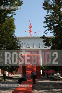 VENEZIA 09/09/04   - 9¡ MOSTRA INTERNAZIONALE DI ARCHITETTURA - BIENNALE ARCHITETTURA : LINGRESSO E IL PADIGLIONE ITALIA ©Graziano Arici/Rosebud2