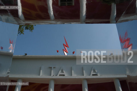 VENEZIA 09/09/04   - 9¡ MOSTRA INTERNAZIONALE DI ARCHITETTURA - BIENNALE ARCHITETTURA : LINGRESSO E IL PADIGLIONE ITALIA ©Graziano Arici/Rosebud2