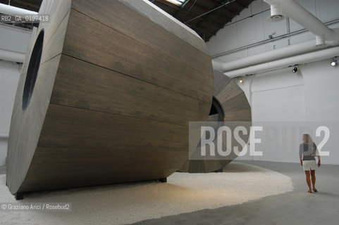 VENEZIA 09/09/04   - 9¡ MOSTRA INTERNAZIONALE DI ARCHITETTURA - BIENNALE ARCHITETTURA :  PADIGLIONE ITALIA : TURRIS BABEL AND LIGHTING DI MASSIMO SCOLARI ©Graziano Arici/Rosebud2