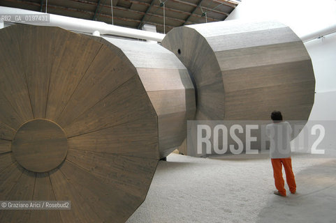 VENEZIA 09/09/04   - 9¡ MOSTRA INTERNAZIONALE DI ARCHITETTURA - BIENNALE ARCHITETTURA :  PADIGLIONE ITALIA : TURRIS BABEL AND LIGHTING DI MASSIMO SCOLARI ©Graziano Arici/Rosebud2