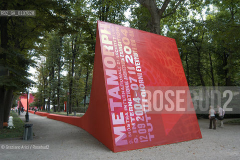 VENEZIA 09/09/04   - 9¡ MOSTRA INTERNAZIONALE DI ARCHITETTURA - BIENNALE ARCHITETTURA : LINGRESSO E IL PADIGLIONE ITALIA ©Graziano Arici/Rosebud2