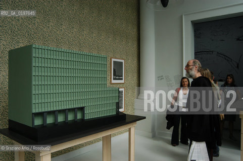 VENEZIA 09/09/04   - 9¡ MOSTRA INTERNAZIONALE DI ARCHITETTURA - BIENNALE ARCHITETTURA :  PADIGLIONE GRAN BRETAGNA : LARCHITETTO PETER ST JOHN