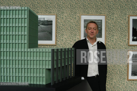 VENEZIA 09/09/04   - 9¡ MOSTRA INTERNAZIONALE DI ARCHITETTURA - BIENNALE ARCHITETTURA :  PADIGLIONE GRAN BRETAGNA : LARCHITETTO PETER ST JOHN ©Graziano Arici/Rosebud2