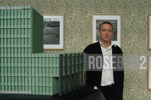 VENEZIA 09/09/04   - 9¡ MOSTRA INTERNAZIONALE DI ARCHITETTURA - BIENNALE ARCHITETTURA :  PADIGLIONE GRAN BRETAGNA : LARCHITETTO PETER ST JOHN ©Graziano Arici/Rosebud2