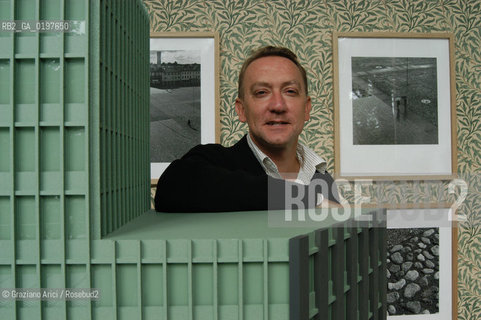 VENEZIA 09/09/04   - 9¡ MOSTRA INTERNAZIONALE DI ARCHITETTURA - BIENNALE ARCHITETTURA :  PADIGLIONE GRAN BRETAGNA : LARCHITETTO PETER ST JOHN ©Graziano Arici/Rosebud2