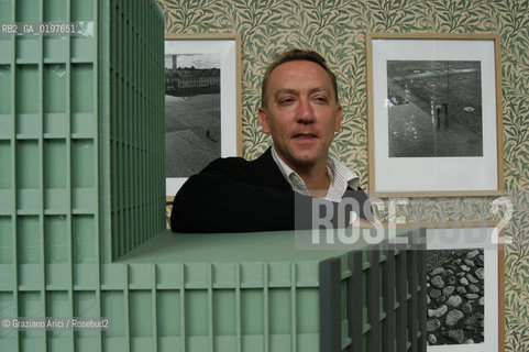 VENEZIA 09/09/04   - 9¡ MOSTRA INTERNAZIONALE DI ARCHITETTURA - BIENNALE ARCHITETTURA :  PADIGLIONE GRAN BRETAGNA : LARCHITETTO PETER ST JOHN ©Graziano Arici/Rosebud2