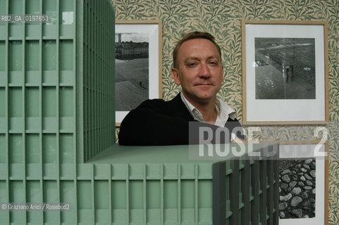 VENEZIA 09/09/04   - 9¡ MOSTRA INTERNAZIONALE DI ARCHITETTURA - BIENNALE ARCHITETTURA :  PADIGLIONE GRAN BRETAGNA : LARCHITETTO PETER ST JOHN ©Graziano Arici/Rosebud2