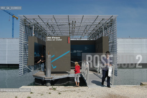 VENEZIA 9¡ BIENNALE ARCHITETTURA PADIGLIONE DI CITTA DACQUA © 2004 Graziano Arici/Rosebud2