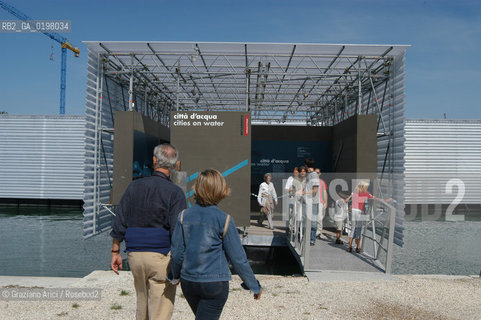 VENEZIA 9¡ BIENNALE ARCHITETTURA PADIGLIONE DI CITTA DACQUA © 2004 Graziano Arici/Rosebud2