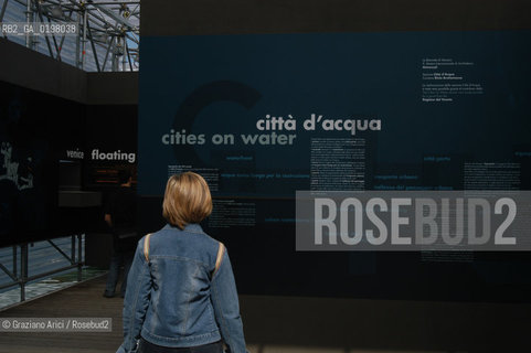 VENEZIA 9¡ BIENNALE ARCHITETTURA PADIGLIONE DI CITTA DACQUA © 2004 Graziano Arici/Rosebud2
