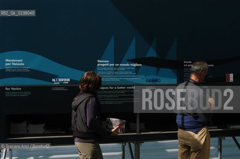 VENEZIA 9¡ BIENNALE ARCHITETTURA PADIGLIONE DI CITTA DACQUA © 2004 Graziano Arici/Rosebud2