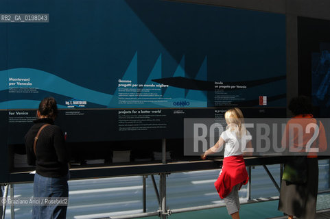 VENEZIA 9¡ BIENNALE ARCHITETTURA PADIGLIONE DI CITTA DACQUA © 2004 Graziano Arici/Rosebud2