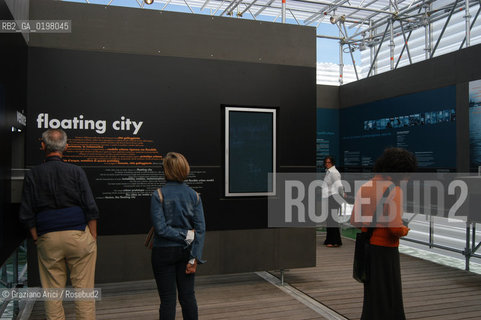 VENEZIA 9¡ BIENNALE ARCHITETTURA PADIGLIONE DI CITTA DACQUA © 2004 Graziano Arici/Rosebud2