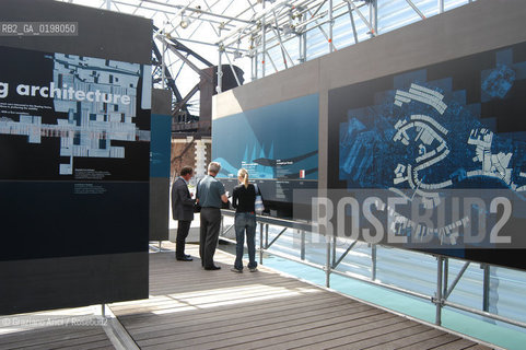 VENEZIA 9¡ BIENNALE ARCHITETTURA PADIGLIONE DI CITTA DACQUA © 2004 Graziano Arici/Rosebud2