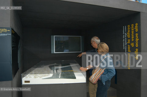 VENEZIA 9¡ BIENNALE ARCHITETTURA PADIGLIONE DI CITTA DACQUA © 2004 Graziano Arici/Rosebud2