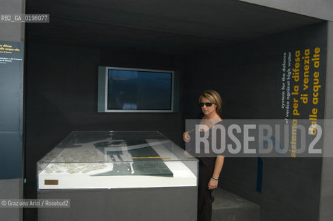 VENEZIA 9¡ BIENNALE ARCHITETTURA PADIGLIONE DI CITTA DACQUA © 2004 Graziano Arici/Rosebud2