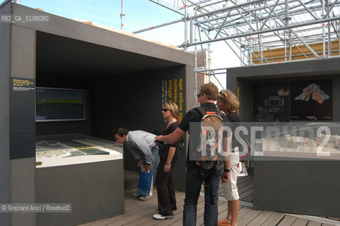 VENEZIA 9¡ BIENNALE ARCHITETTURA PADIGLIONE DI CITTA DACQUA © 2004 Graziano Arici/Rosebud2