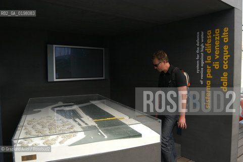 VENEZIA 9¡ BIENNALE ARCHITETTURA PADIGLIONE DI CITTA DACQUA © 2004 Graziano Arici/Rosebud2