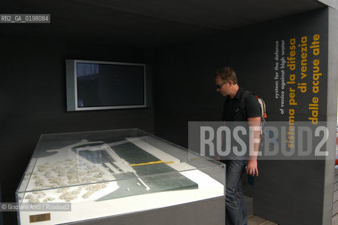 VENEZIA 9¡ BIENNALE ARCHITETTURA PADIGLIONE DI CITTA DACQUA © 2004 Graziano Arici/Rosebud2