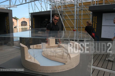 VENEZIA 9¡ BIENNALE ARCHITETTURA PADIGLIONE DI CITTA DACQUA © 2004 Graziano Arici/Rosebud2