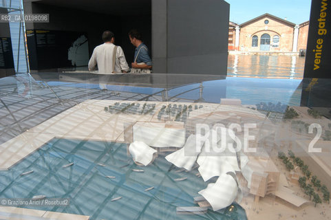 VENEZIA 9¡ BIENNALE ARCHITETTURA PADIGLIONE DI CITTA DACQUA © 2004 Graziano Arici/Rosebud2